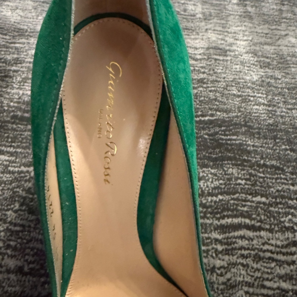 Elegant Green Stiletto Heels with Jewel Accent - Picture 5 of 5